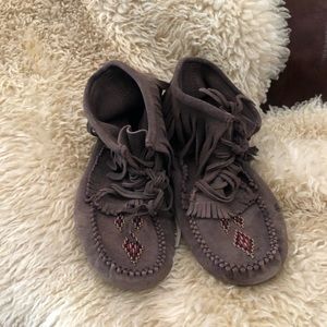 Minnetonka Manitobah Moccasins size 9